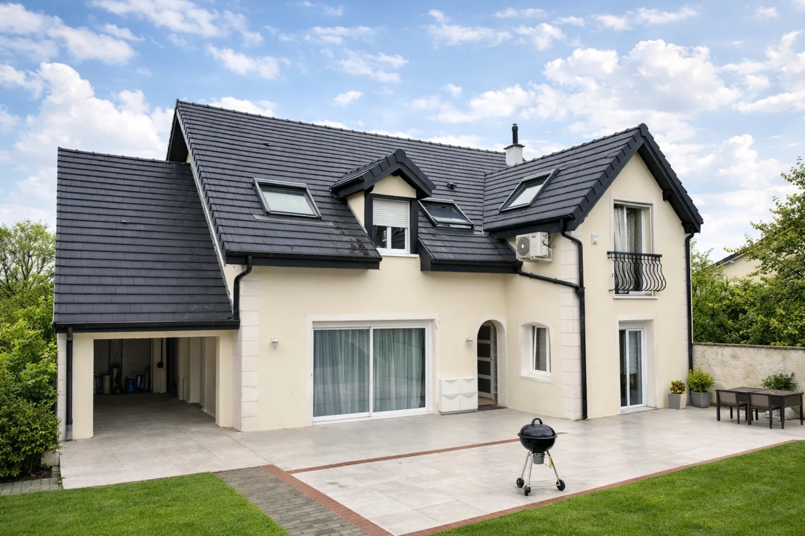 Maison contemporaine avec toiture sombre et façade claire